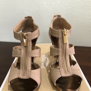 Micheal Kors Berkeley T-Strap Sandal n